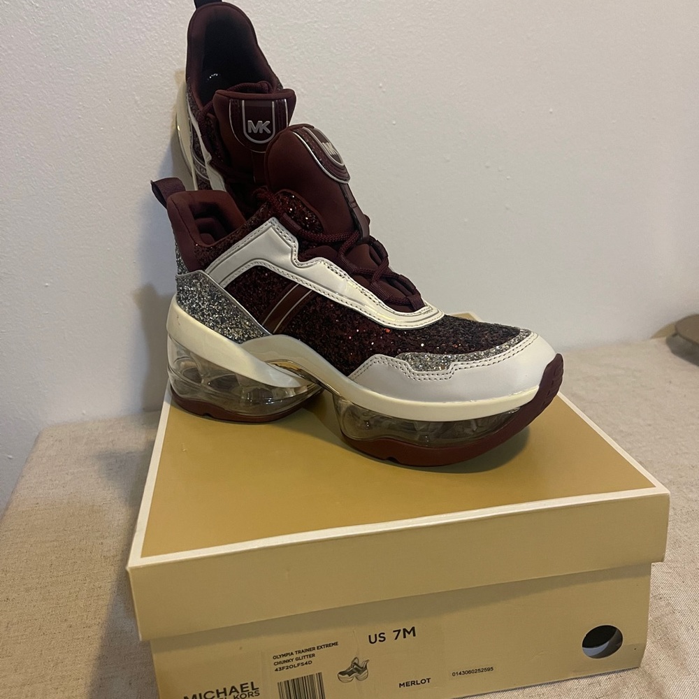 Michael Kors Burgundy  SIZE 7 , gently worn . - Picture 2 of 7